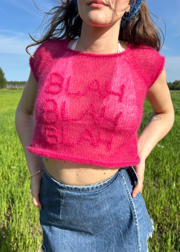 [Graphic Knit T-shirt "BLAH BLAH BLAH"] Graphic Knit T-shirt "BLAH BLAH BLAH"